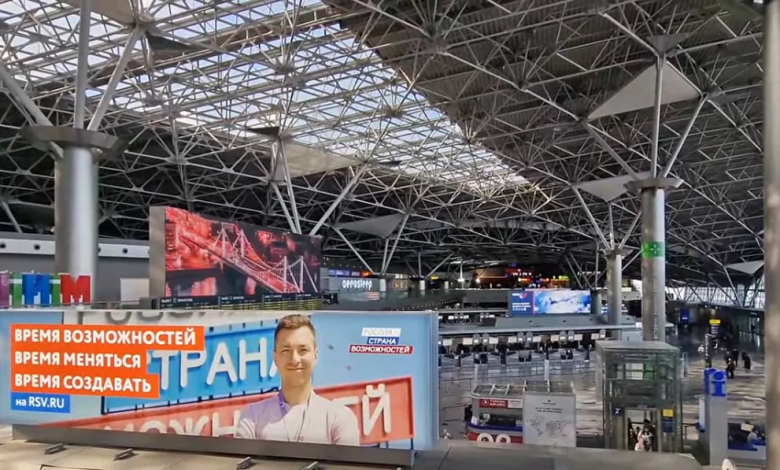Niečo sa deje v zákulisí. Záhadné americké lietadlo v Moskve