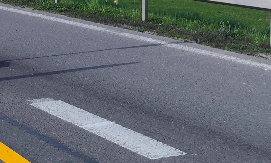 Na R1 prišla o život 35-ročná žena. Vyskočila, alebo vypadla z auta