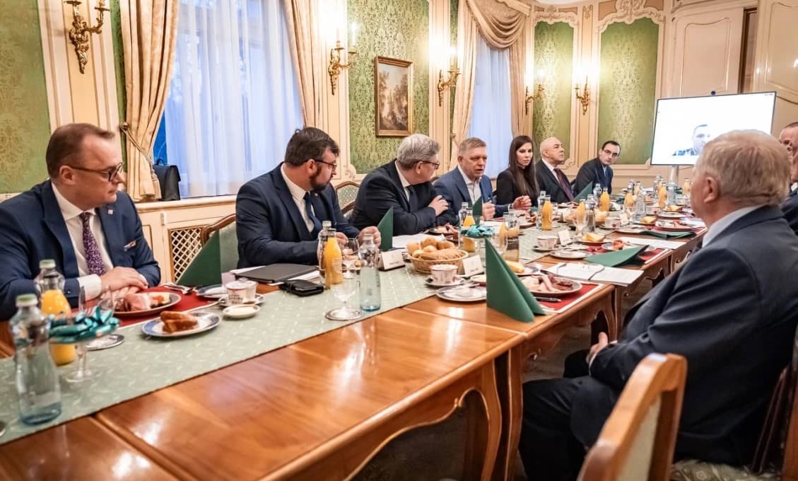 Premiér rokoval s odborníkmi o príprave novely Ústavy SR