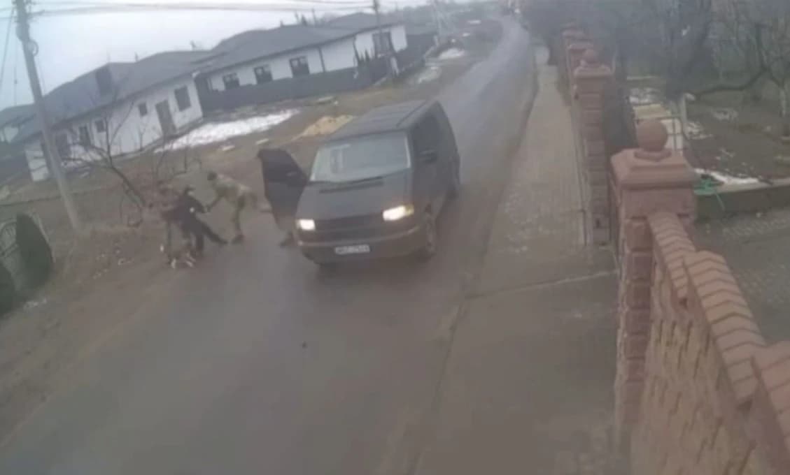 Za bieleho dňa uniesli ukrajinského muža priamo z ulice ozbrojení vojaci (VIDEO)