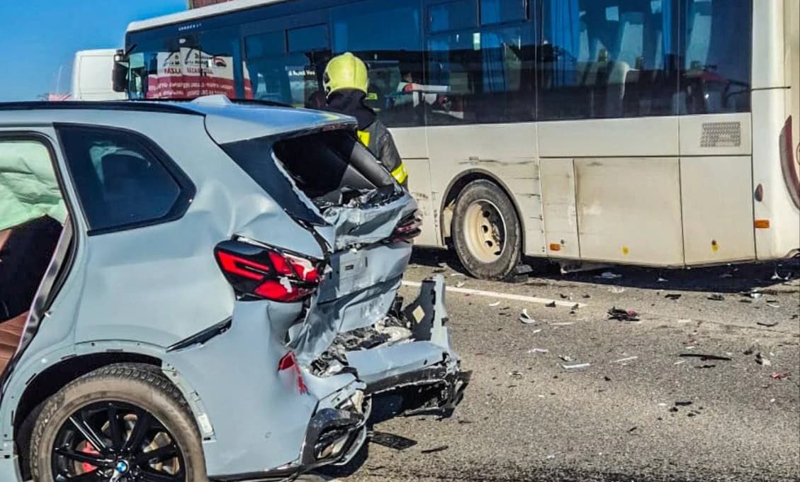 Pri zrážke autobusu a ďalších áut pri Košiciach sa zranilo 11 ľudí