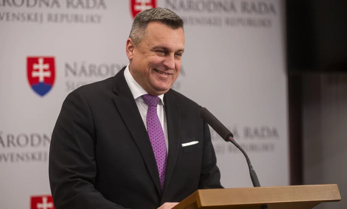 A. Danko to zahral na "chutného"- inú možnosť nemá