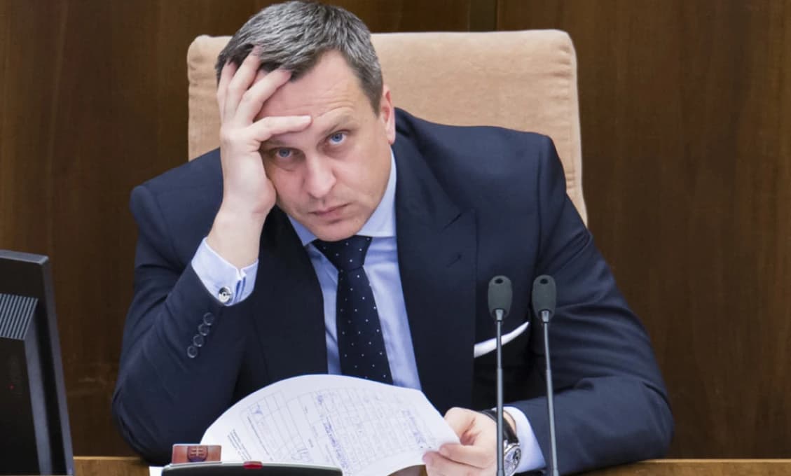 SNS sa prieskum nepozdáva. Žiada, aby padali hlavy