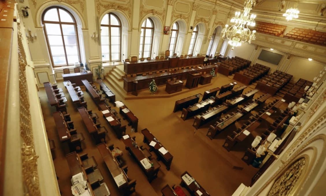 Na záchodoch českej snemovne zabudol zbraň, keď sa vrátil už tam nebola