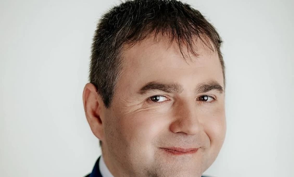 Progresívna arogantná nekompetentná bohorovonosť v priamom prenose