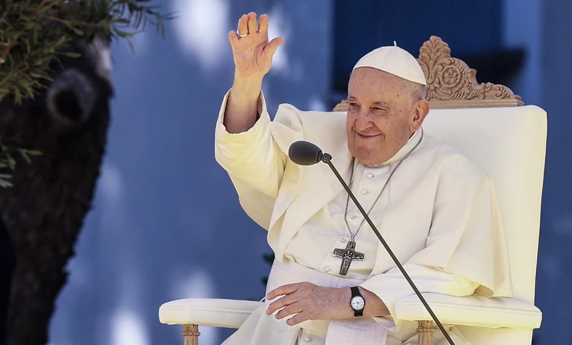 Pápeža po viac ako piatich týždňoch prepustili z nemocnice