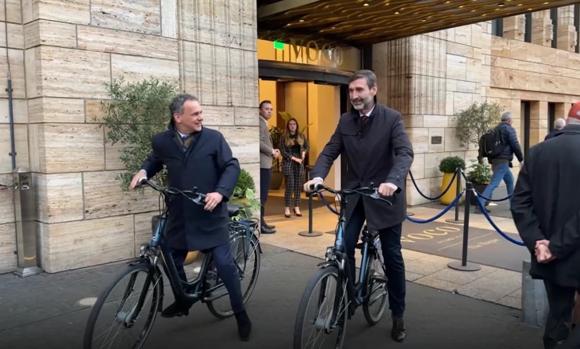 Minister Blanár z limuzíny do sedla - diplomacia na dvoch kolesách! (VIDEO)