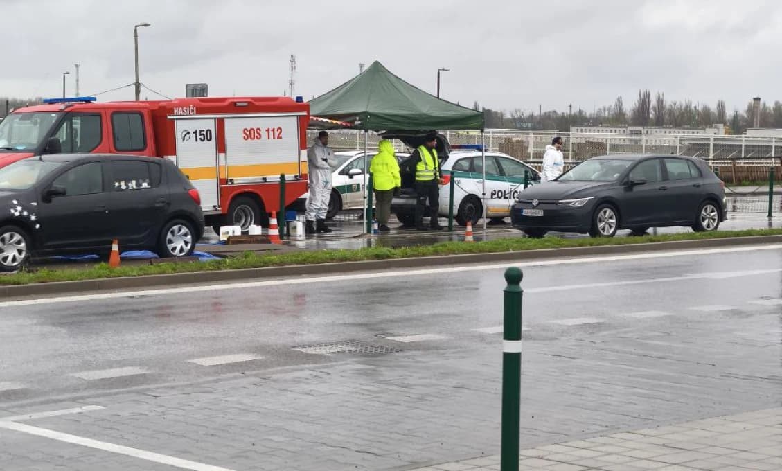 Dážď-nedážď pri hrozbe nákazy sa opatrenia dodržíavajú aj na hraniciach (FOTO)