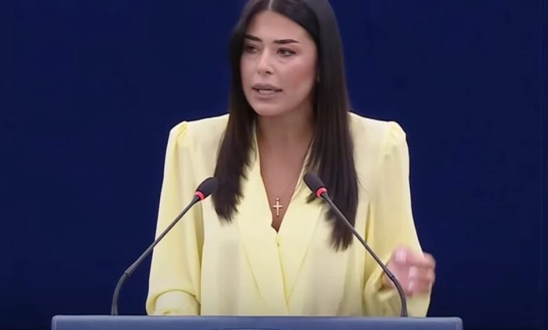 Grécka poslankyňa naložila nemeckému slniečkárovi: Nelegálna migrácia je rakovinou Európy!