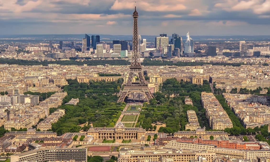 Macronov Paríž v uliciach, nie na pohladniciach