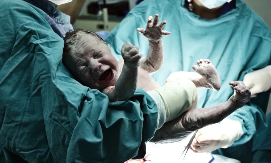 „Vyrábali“ v Prahe deti na zákazku! Teraz idú na Ukrajine pred súd