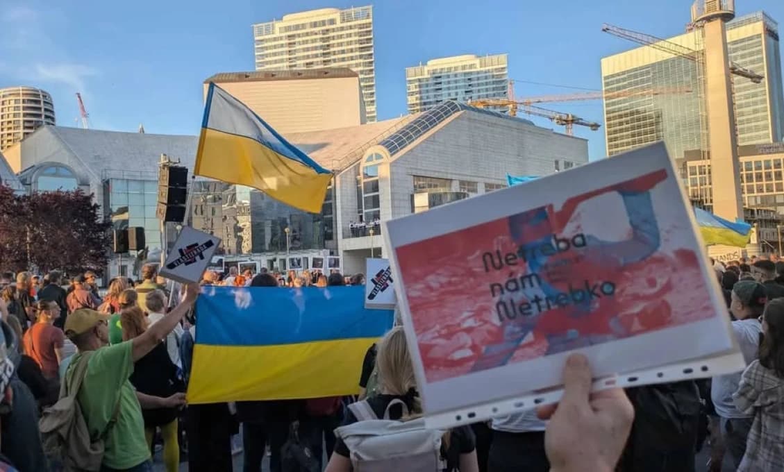 Koronavírus z nás robí biologické zbrane. Nie je čas na „žúrky“