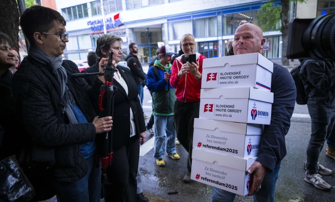 Slovensko na križovatke: Prezidentovi doručili petíciu za zrušenie sankcií voči Moskve