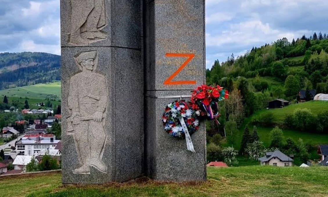 Vandal zaútočil na pamätník padlých! Urážka obce aj histórie