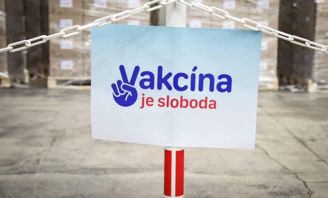 Vláknité biele zrazeniny lekári teraz vyťahajú už aj z tiel žijúcich obetí covidových vakcín