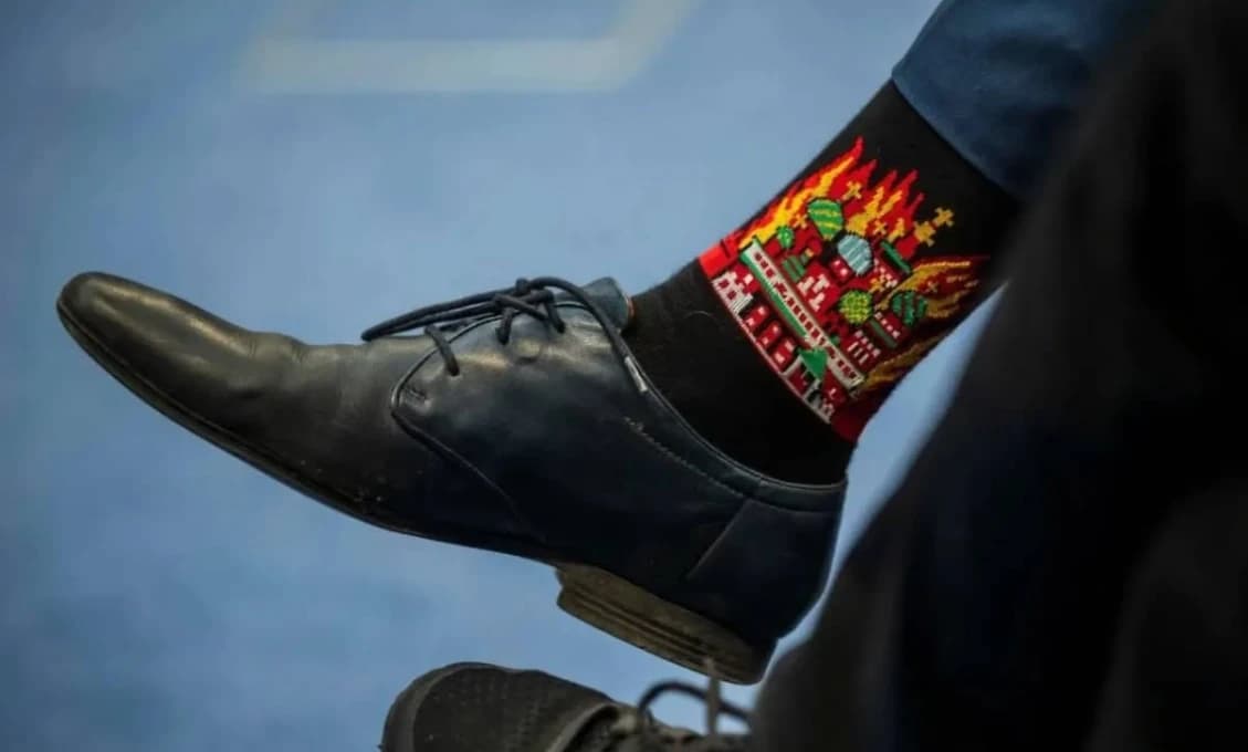 Provokácia či vyhrážka? Český vládny splnomocnenec prišiel za Zelenským s HORIACIM KREMĽOM na nohách (FOTO)