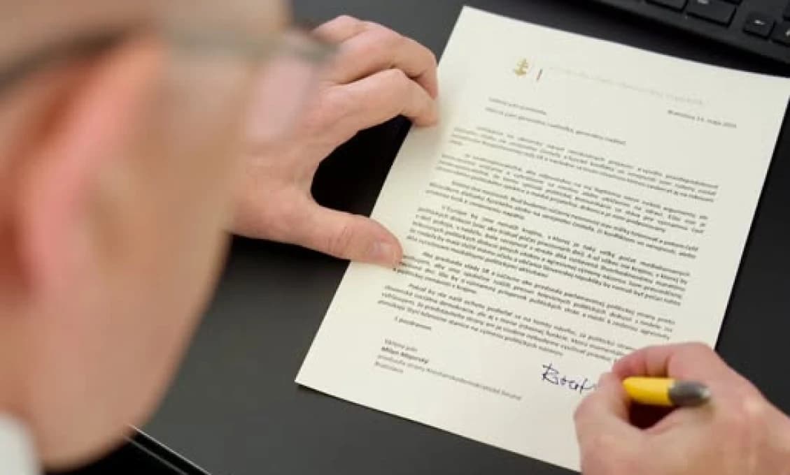 Robert Fico rozoslal predsedom politických strán a televíziám list