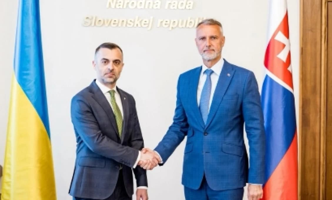 "Chceme mať za suseda prosperujúcu Ukrajinu," vyhlásil Raši po rokovaní s veľvyslancom Kastranom