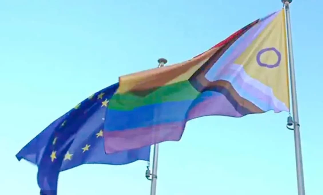Leyenová vztýčila LGBTQ - TRANS vlajku! Európania jej to v komentároch nedarovali