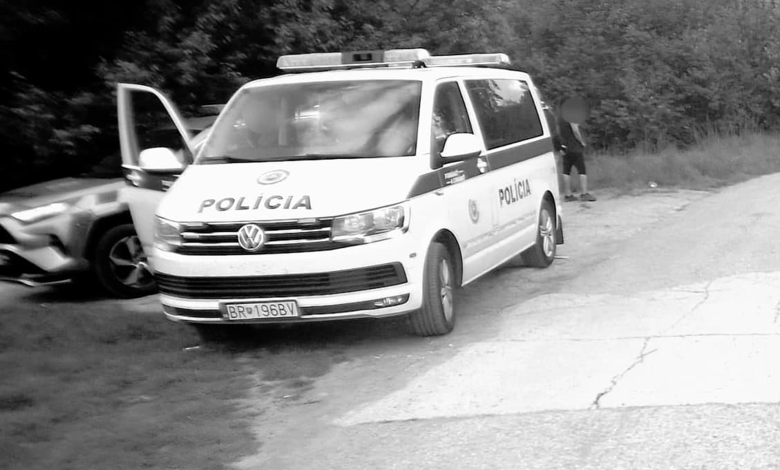 Tragédia v Brezne! Ročné dieťa zomrelo pod kolesami dodávky
