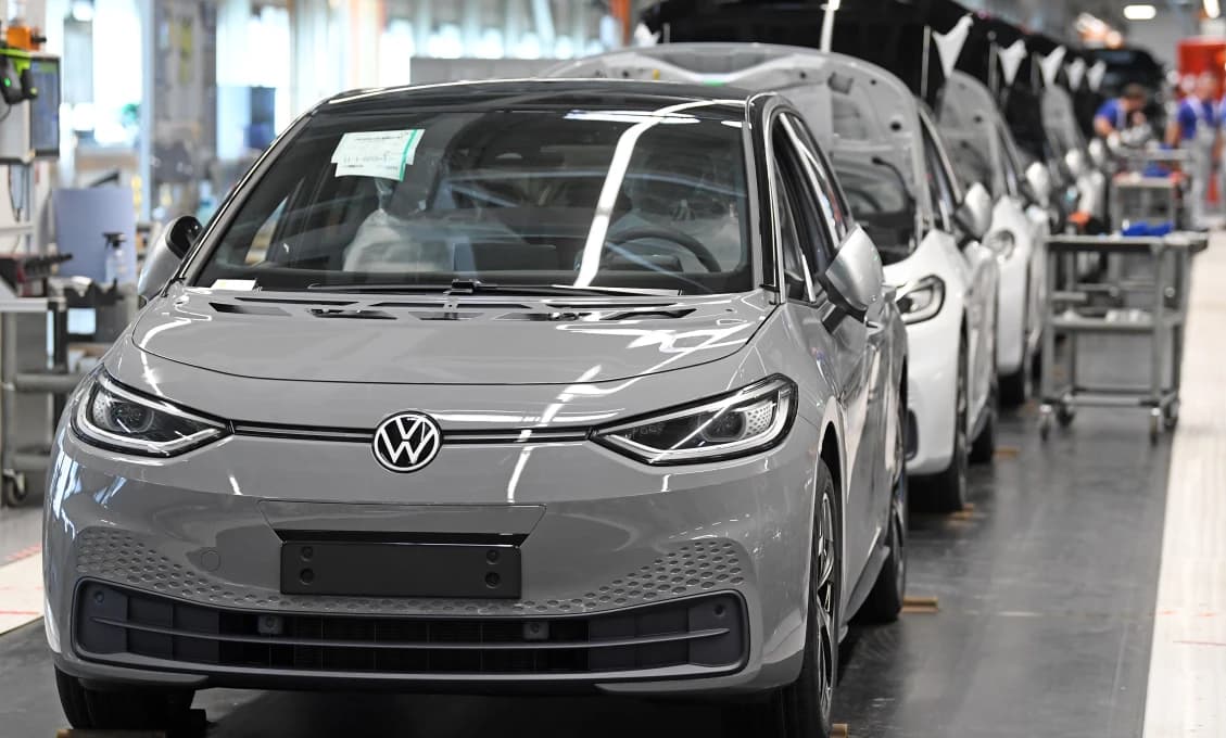 Zelení zúria! Nemecké automobilky utekajú k Orbánovi s miliardami eur