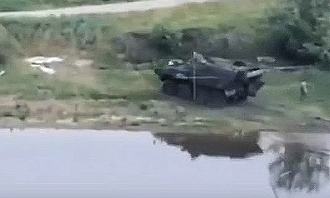 Ruskí prieskumníci čmajzli banderovcom kanadský transportér spod zadku