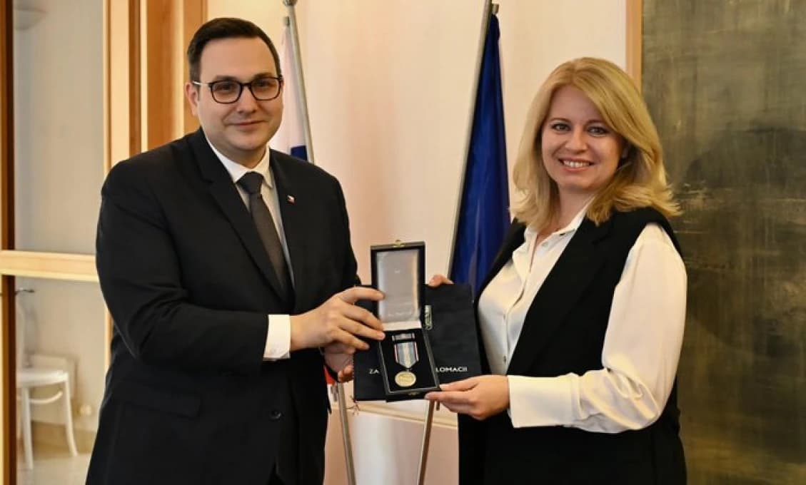 Lipavský ocenil Čaputovú, „kaviareň“ sa rozplýva od nadšenia