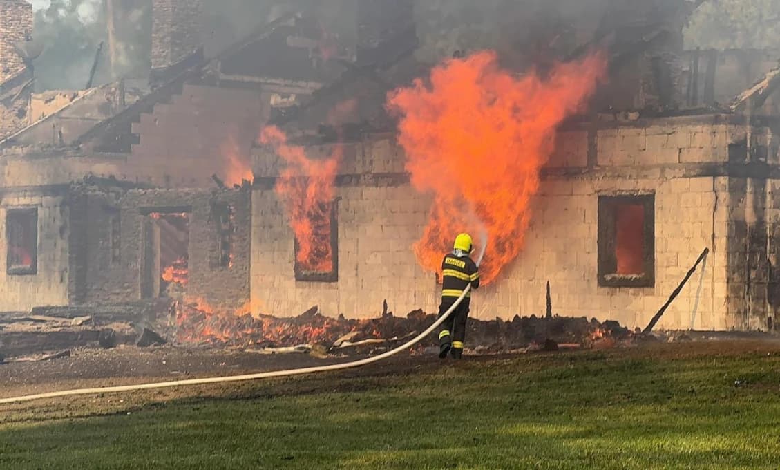 FOTO Horia rekreačné chaty v okrese Spišská Nová Ves. Hasiči zasahujú
