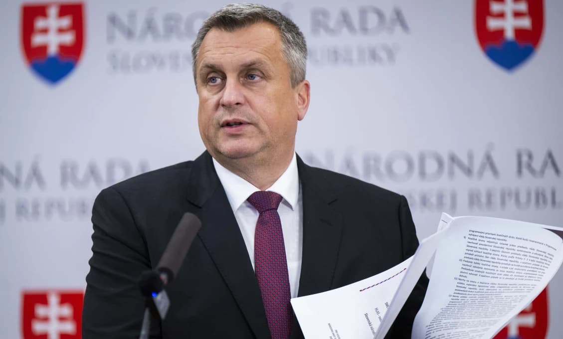 Smutný osud SNS: Strana s dlhou históriou sa rúti ku koncu pre slabé vedenie