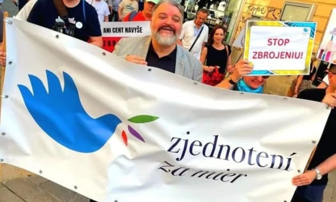Slováci sa vzbúrili proti navyšovaniu zbrojenia. Ľudia v uliciach sa postavili aj proti prezidentovi (VIDEO)