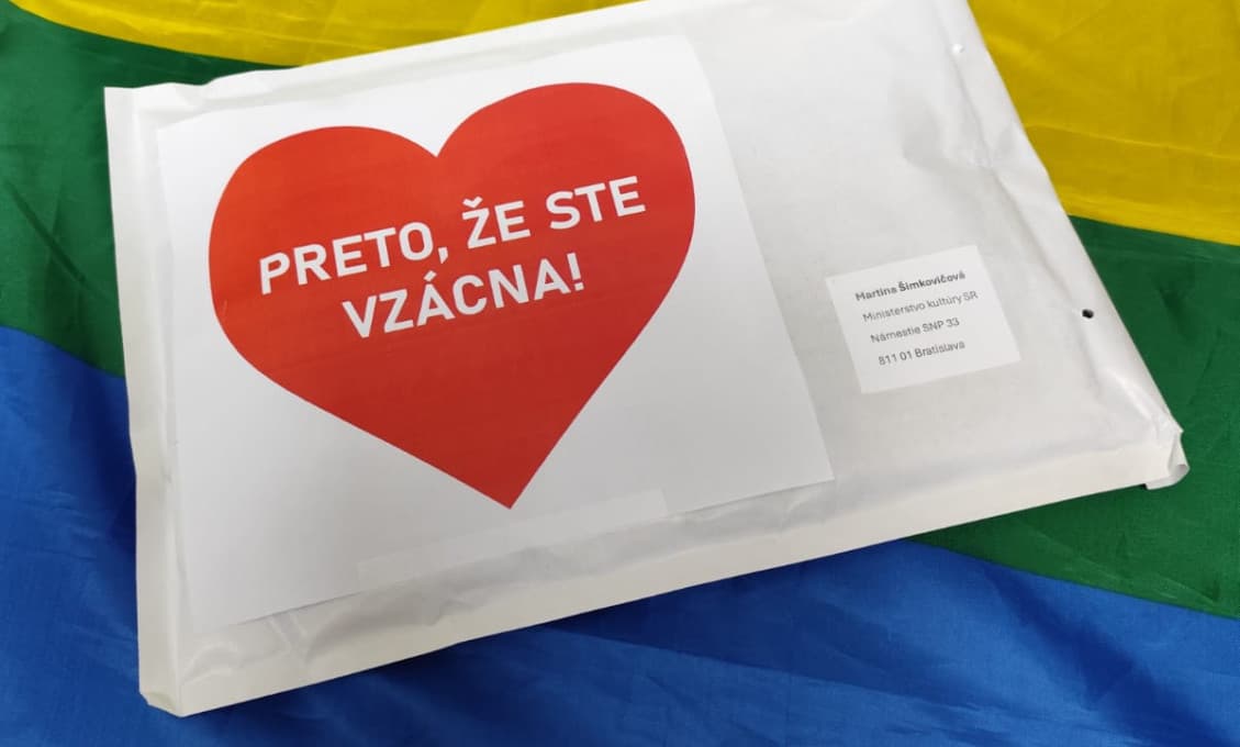 Nálepkujú titulmi, Homofób, no im slušnosť veľa nehovorí