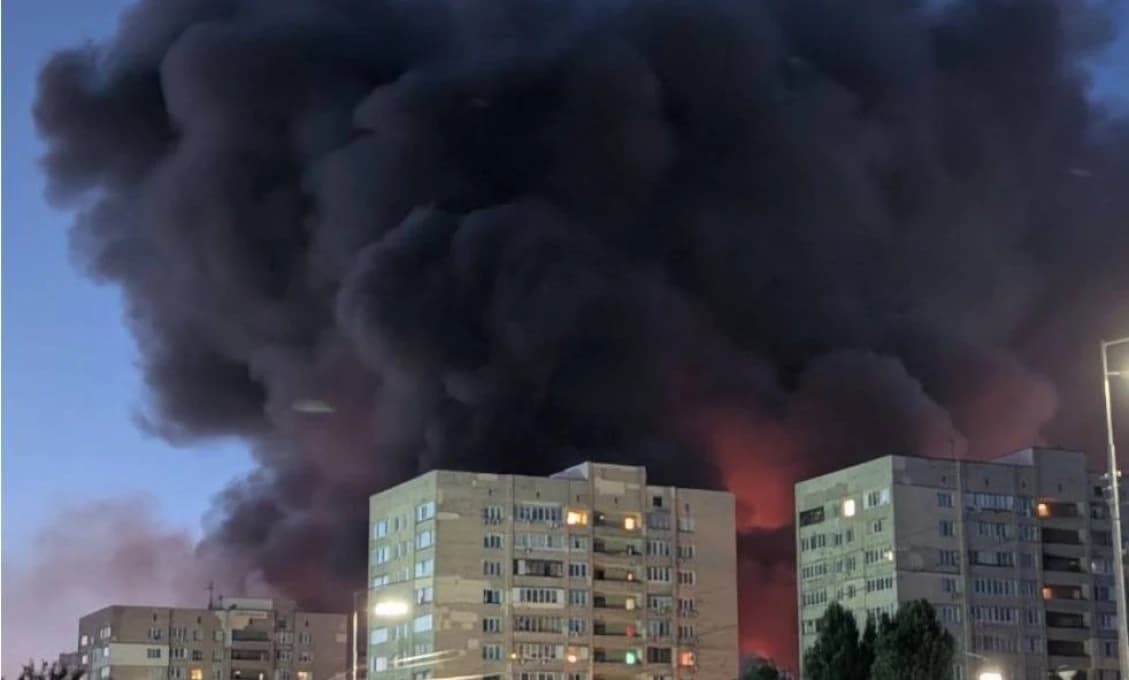 Čierna obloha nad Kyjevom: Ruský útok zasypal mesto raketami Kinžal a dronmi Geranium