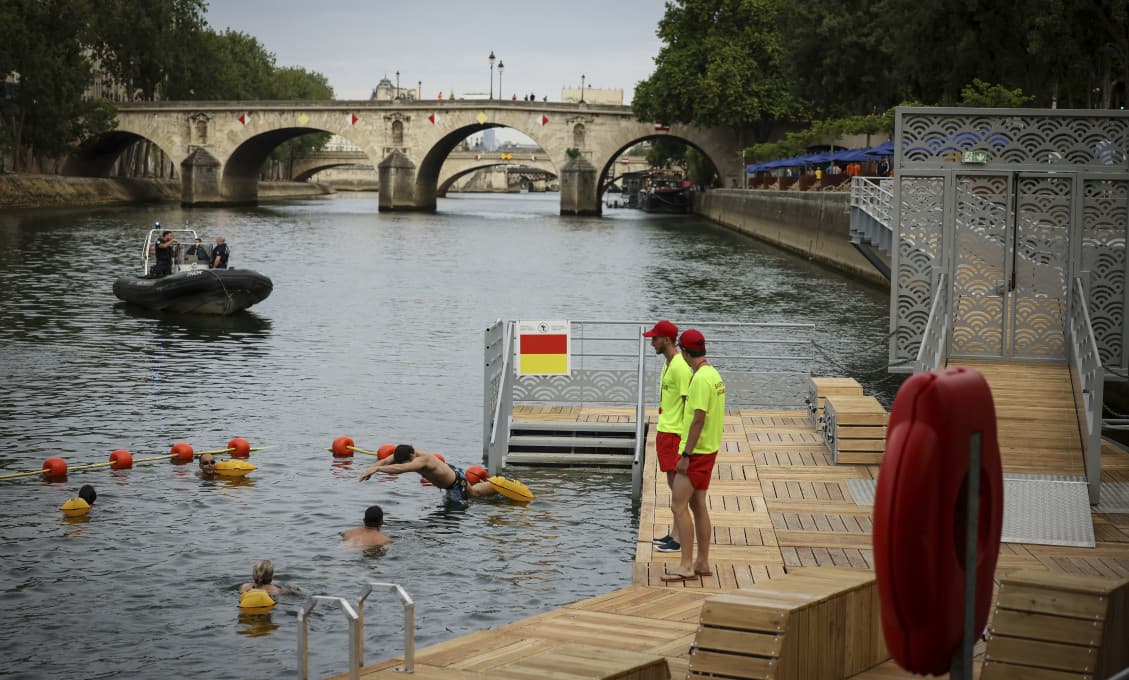 Parížania sa po 100 rokoch ponorili do Seiny