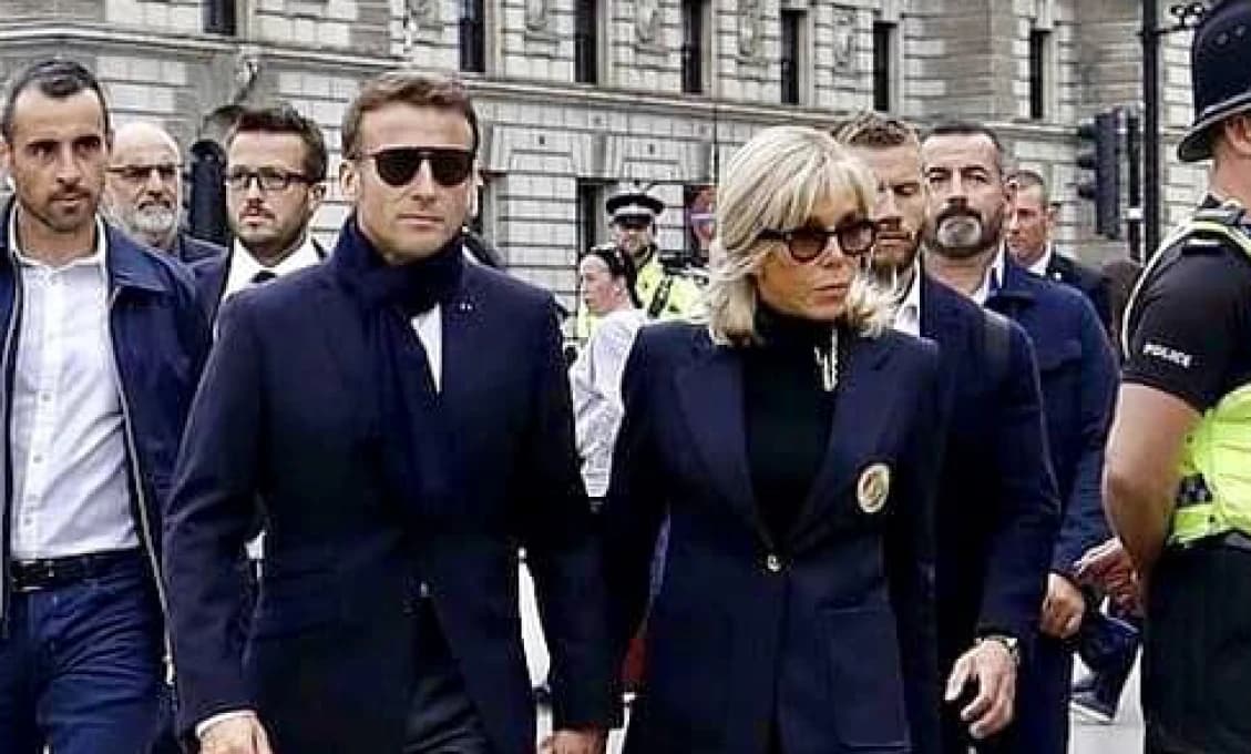 Odhalené: Prečo sa Macronova manželka v Británii správala zvláštne