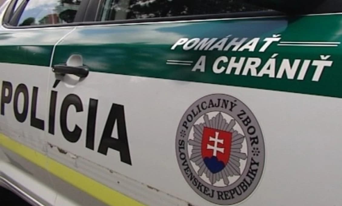 Polícia zadržala podvodníka priamo pri čine, seniorka mu hodila z okna 10.000 eur