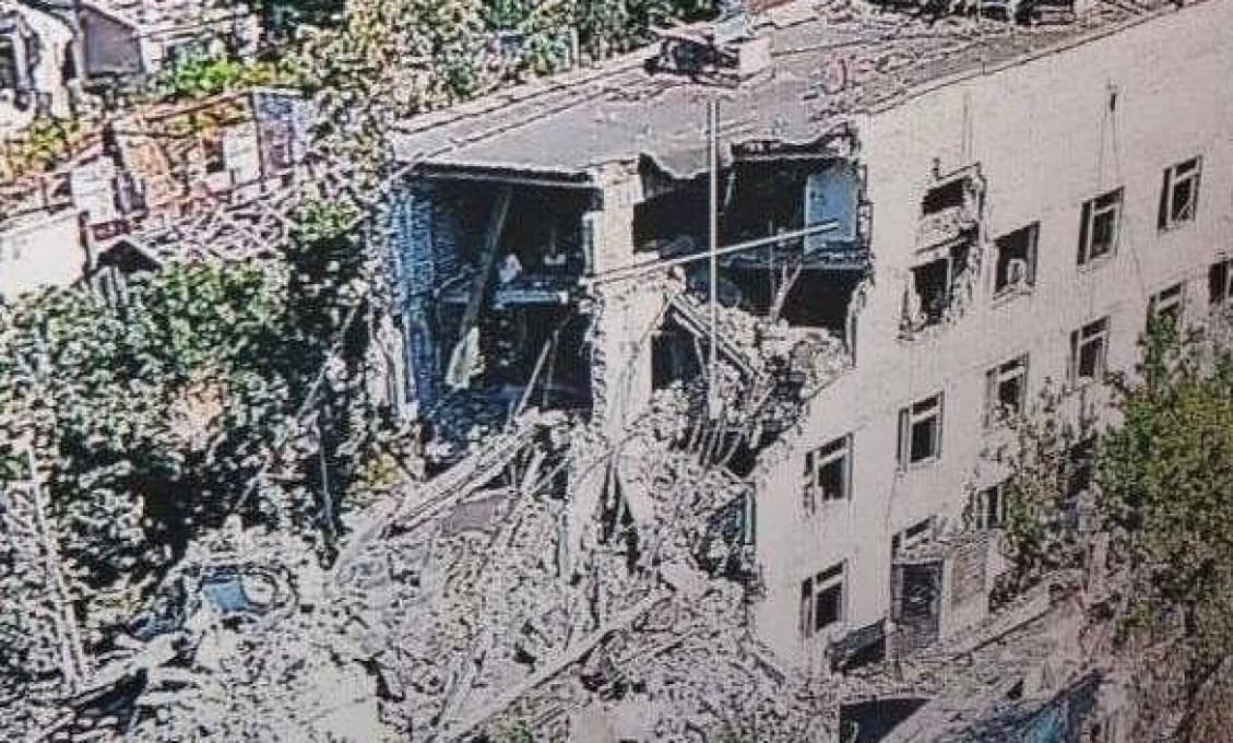CIVILISTI POD TROSKAMI! Po ukrajinskom nálete sa zrútil bytový dom v Chersonskej oblasti