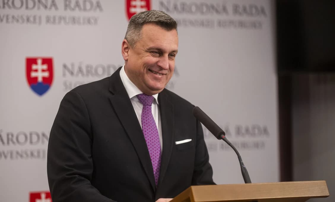 Malicherný boj politikov o maskáče. Máme väčší problém!