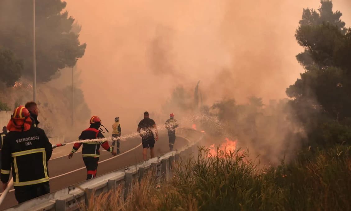 Na Brači zúril lesný požiar, evakuovali hotel aj kemp