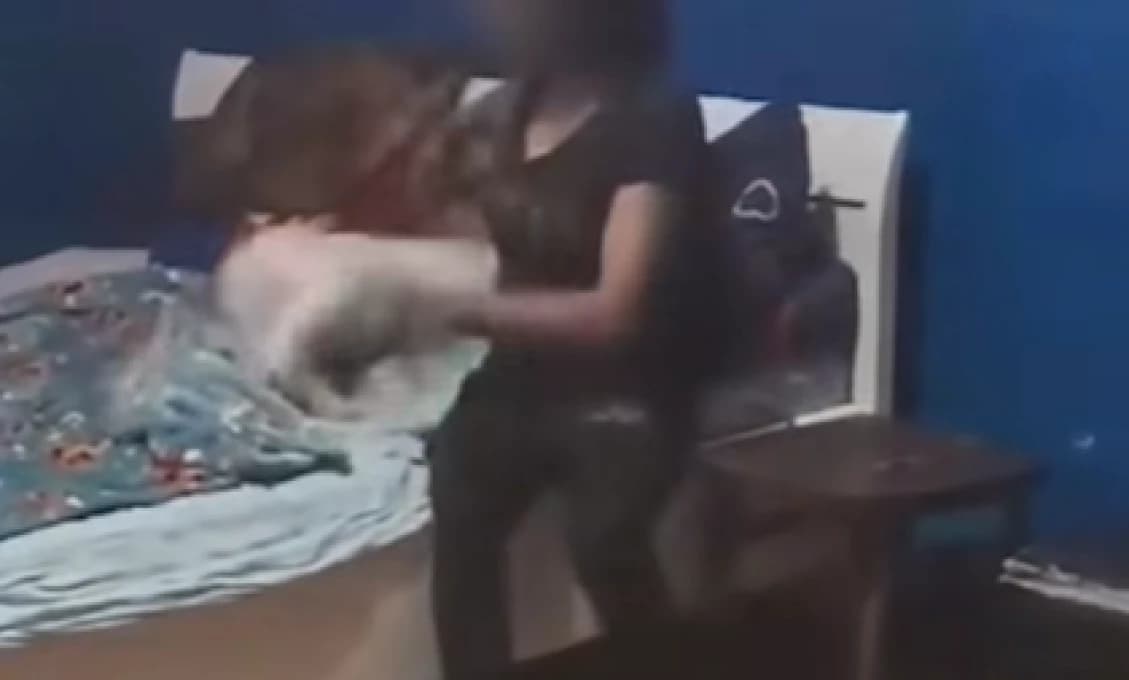 Hodila dieťa na posteľ a začala biť! Dobšinou otriaslo brutálne video