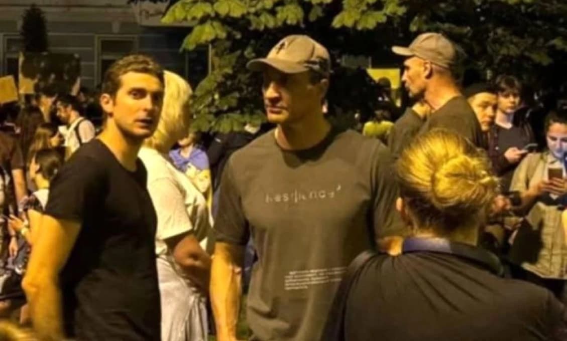 Ukrajinci vyšli do ulíc, chcú mať konečne čestnú vládu. Medzi protestujúcimi je aj starosta Kyjeva Vitalij Kličko! (VIDEO)