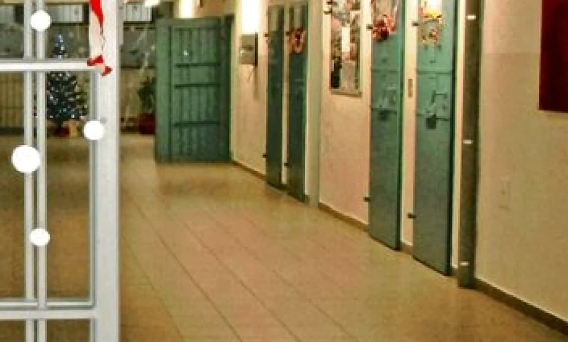 Príslušník ZVJS nájdený so strelným poranením v Prešove zomrel