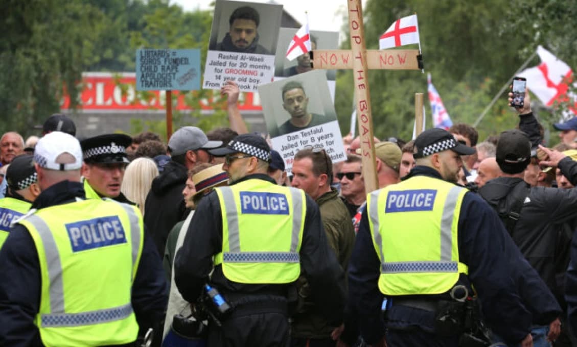 Policajný štát! Na Britov poštvali elitnú jednotku za kritiku migrácie