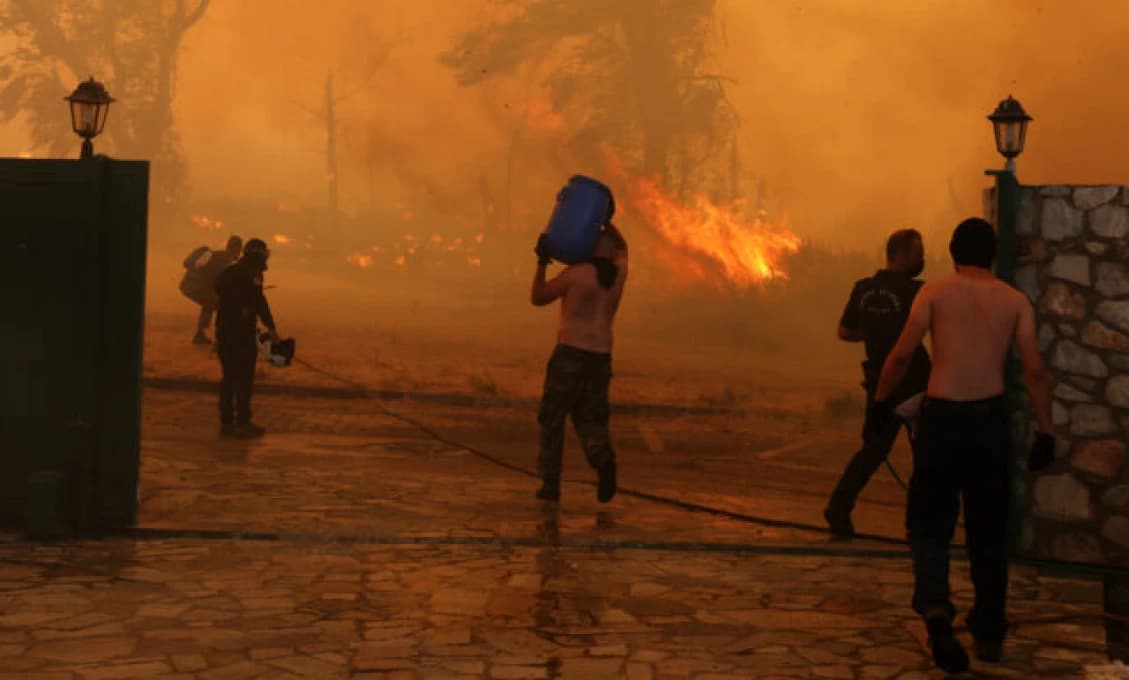 Grécko žiada o pomoc! Požiare v Aténach, nariadená evakuácia (FOTO)