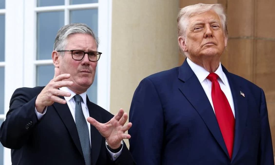 Po kapitulácii von der Leyenovej Trump vykuchal Starmera