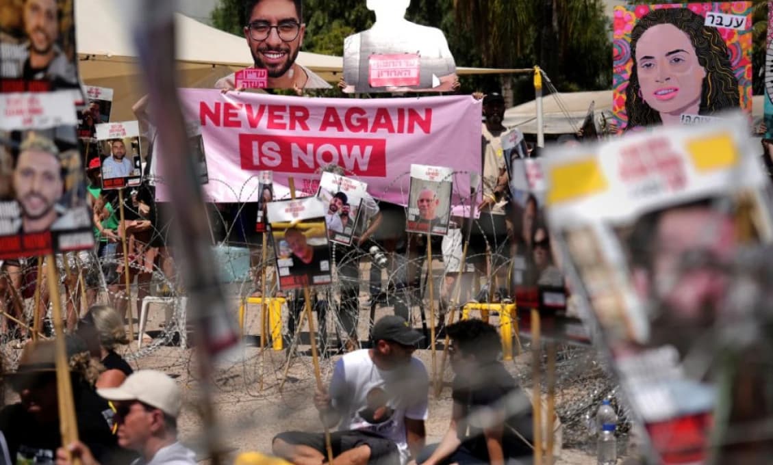 V Tel Avive protestujú rodiny rukojemníkov, navštívil ich aj Witkoff