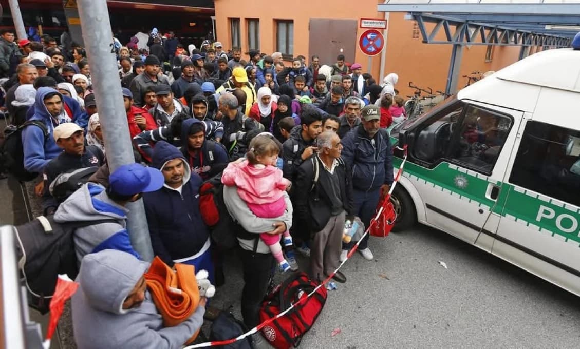 Námorné sily posilnili hliadky po príchode migrantov