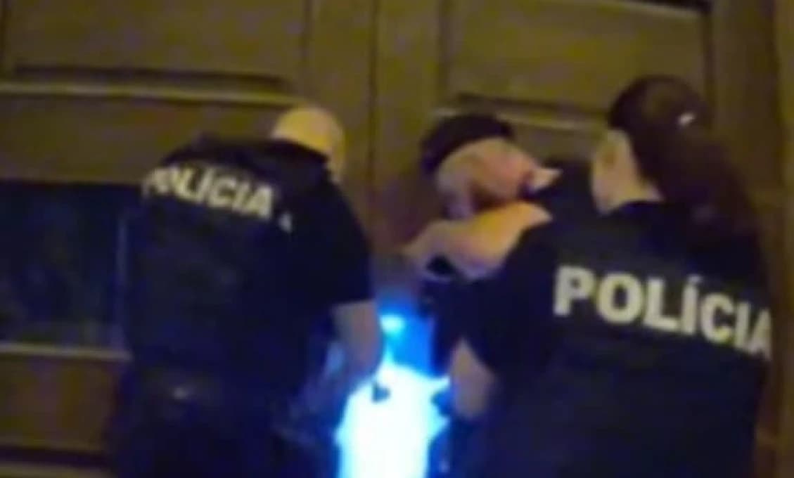 VIDEO! Šokujúce zábery: Policajti zadržali násilníka, ktorý držal ženu proti jej vôli