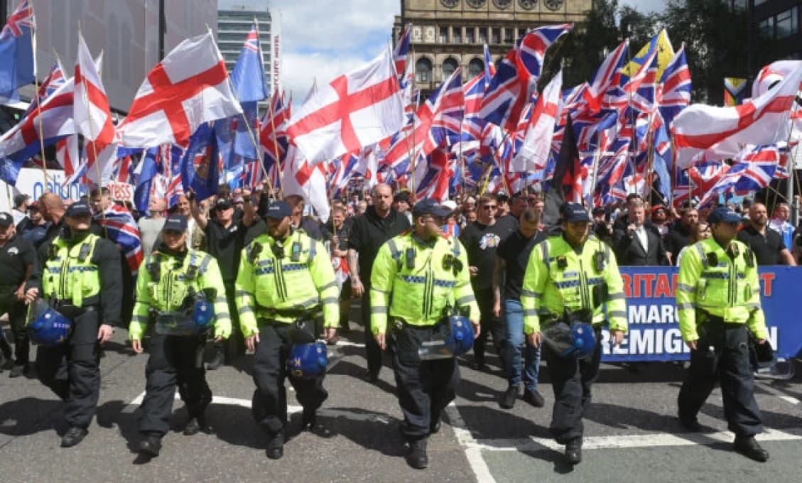 Britská vláda PANIKÁRI! Do basy s Britmi a do hotela s migrantami