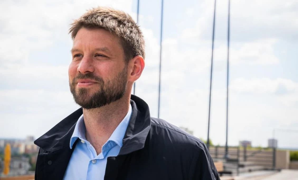 Hlas ľudu: Keď je Šimečka na polici, myslí si, že je premiér