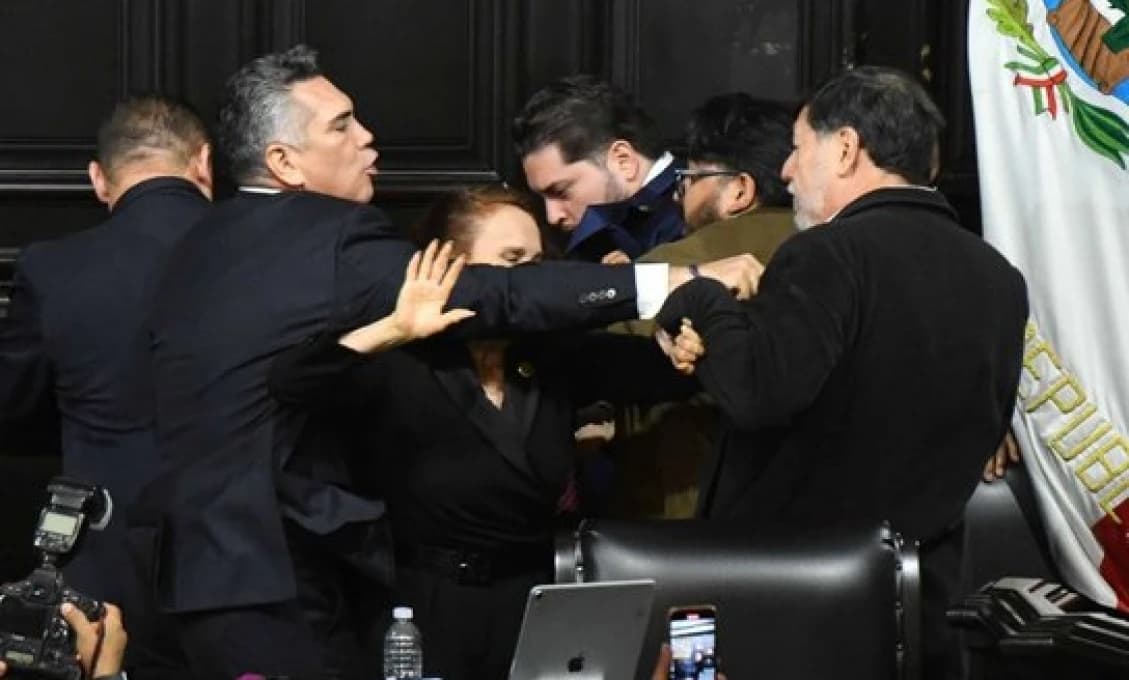 Mexiko: V senáte sa na konci zasadnutia strhla bitka (VIDEO)